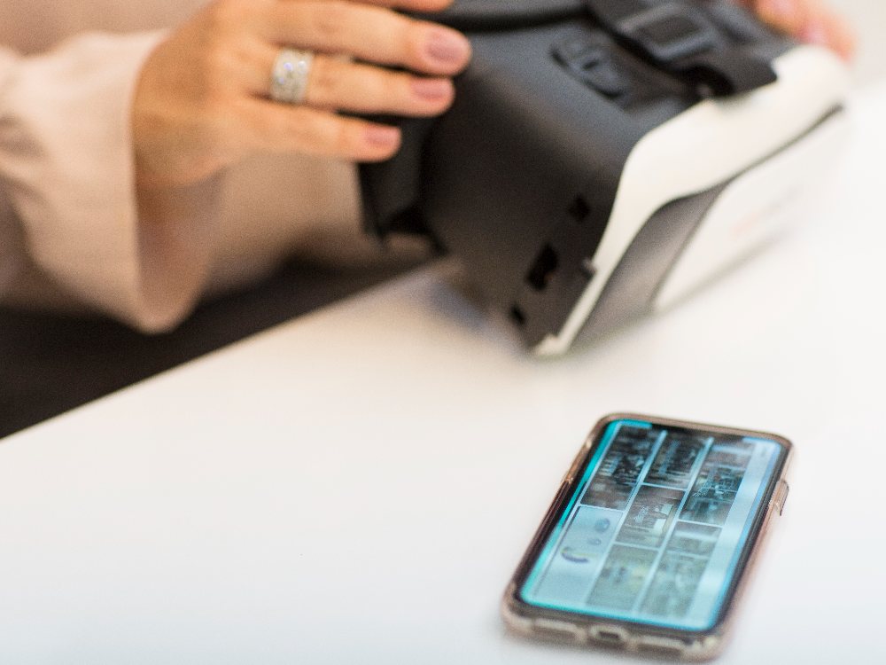 Óculos e celular sobre a mesa durante o atendimento