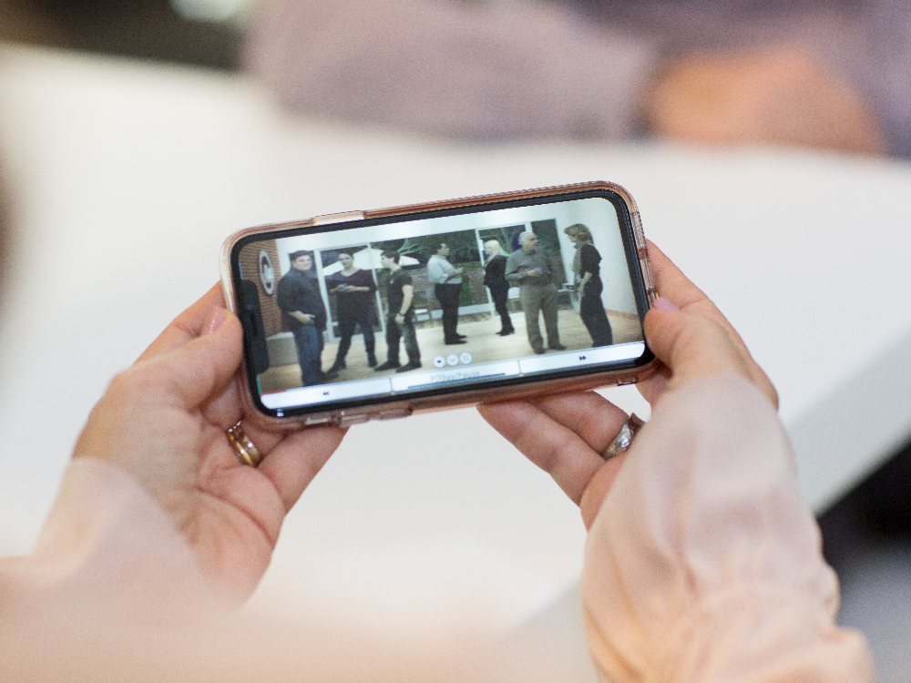 Celular exibindo um dos cenários sociais tridimensionais do aplicativo